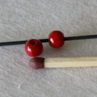 Rød 0,8 mm træperle(1 stk)