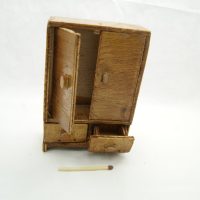 Miniatureskab_5 sortering_ købes med skrammer